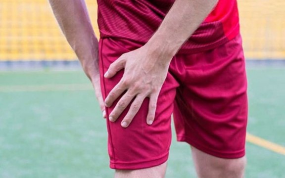 Cách giảm căng cơ háng khi đá bóng hiệu quả và an toàn tại nhà