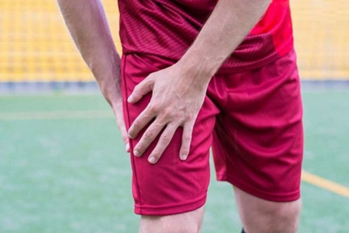 Cách giảm căng cơ háng khi đá bóng hiệu quả và an toàn tại nhà