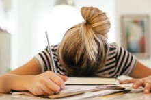 Cách giảm căng thẳng trước khi thi cho sinh viên: 10 mẹo bình tĩnh, tập trung hơn