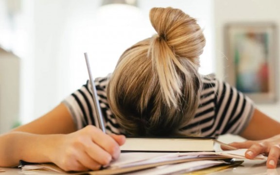 Cách giảm căng thẳng trước khi thi cho sinh viên: 10 mẹo bình tĩnh, tập trung hơn