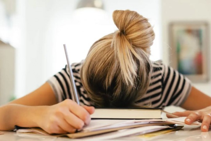 Cách giảm căng thẳng trước khi thi cho sinh viên: 10 mẹo bình tĩnh, tập trung hơn