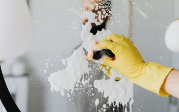 Cách lau gương LED sạch mà không xước mặt gương