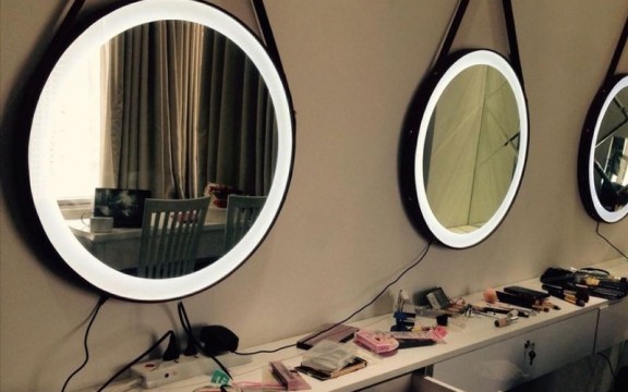 Cách sạc gương LED đúng cách giúp kéo dài tuổi thọ pin lên gấp đôi