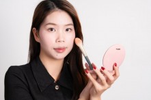 Cách sử dụng gương LED KATA Miro O2 Pocket: Mẹo trang điểm chuẩn đẹp