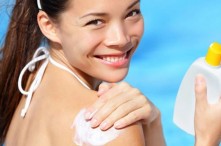 Đi biển nên dùng kem chống nắng nào? - Chọn kem chống nắng đi biển phù hợp với da