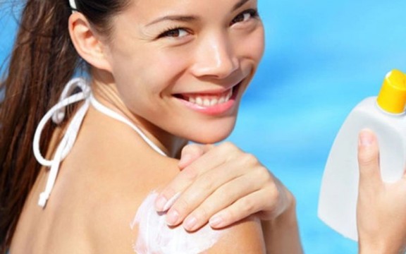 Đi biển nên dùng kem chống nắng nào? - Chọn kem chống nắng đi biển phù hợp với da