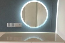 Nên dùng gương led dùng pin hay cắm điện? So sánh ưu nhược điểm