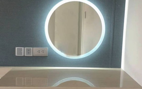 Nên dùng gương led dùng pin hay cắm điện? So sánh ưu nhược điểm