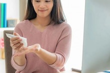 Chọn kem chống nắng cho dân văn phòng hiệu quả