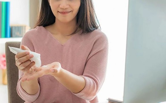 Chọn kem chống nắng cho dân văn phòng hiệu quả