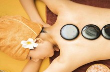 Massage đá nóng có tác dụng gì? Lưu ý khi thực hiện