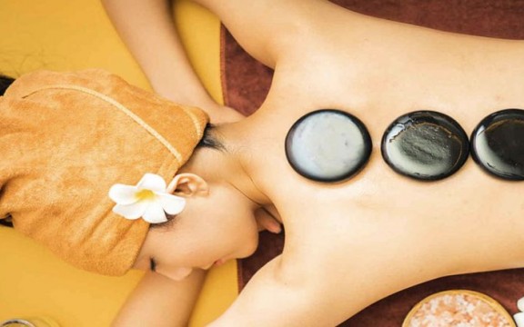 Massage đá nóng có tác dụng gì? Lưu ý khi thực hiện