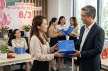 Quà 8/3 cho nhân viên lâu năm khiến họ cảm động "rơi nước mắt"