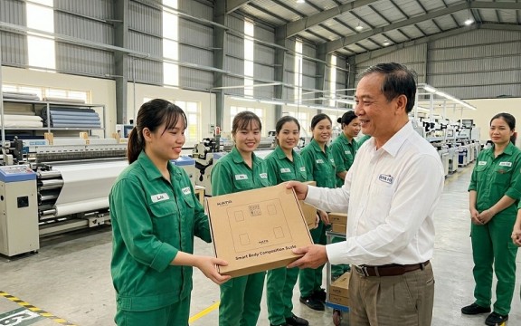 Gợi ý quà tặng 8/3 cho công nhân số lượng lớn thiết thực và bền lâu