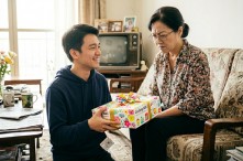 Quà tặng 8/3 cho mẹ: Cách quý tử chọn combo độc lạ để mẹ khỏi chê phí tiền