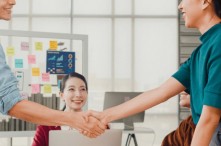 Bí quyết lựa chọn quà tặng chào mừng nhân viên tạo ấn tượng và động lực