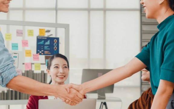 Bí quyết lựa chọn quà tặng chào mừng nhân viên tạo ấn tượng và động lực