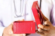 Tổng Những Mẫu Quà Tặng Cho Bác Sĩ Thay Lời Tri Ân Sâu Sắc