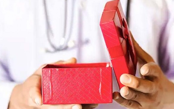 Tổng Những Mẫu Quà Tặng Cho Bác Sĩ Thay Lời Tri Ân Sâu Sắc