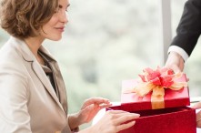 LIST Quà Tặng Cho Công Nhân Viên Được Doanh Nghiệp Ưa Chuộng 2025