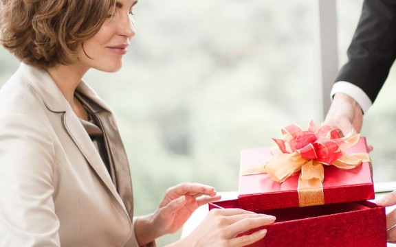LIST Quà Tặng Cho Công Nhân Viên Được Doanh Nghiệp Ưa Chuộng 2025