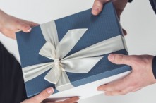 Bí Quyết Chọn Quà Tặng Cho Luật Sư Ý Nghĩa Và Ấn Tượng