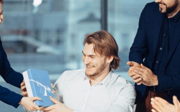 Danh Sách Quà Tặng Cho Nhân Viên IT Giúp Gắn Kết Và Truyền Cảm Hứng