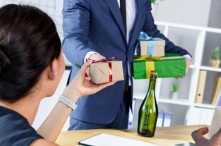 Tổng Hợp Những Món Quà Tặng Cho Nhân Viên Kinh Doanh Ý Nghĩa Nhất 2025
