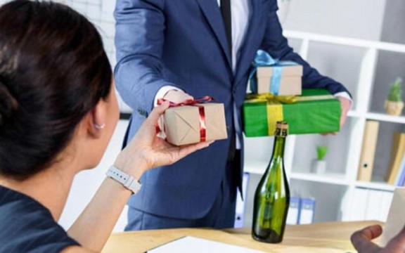 Tổng Hợp Những Món Quà Tặng Cho Nhân Viên Kinh Doanh Ý Nghĩa Nhất 2025