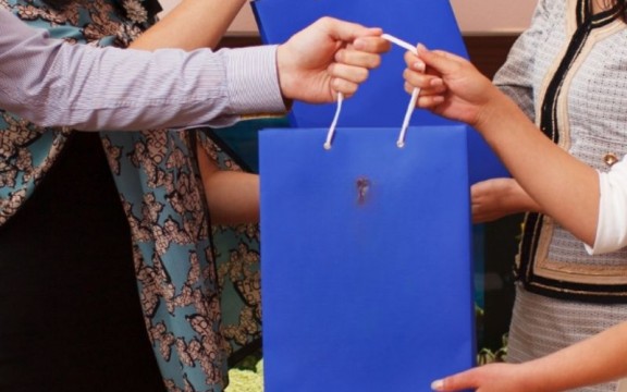 Bật Mí List Quà Tặng Cho Nhân Viên Nhân Sự Vào Các Dịp Lễ Quan Trọng