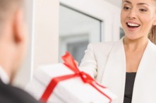 Nên chọn quà tặng cho phiên dịch viên thế nào? Gợi ý những món quà phù hợp và hữu ích