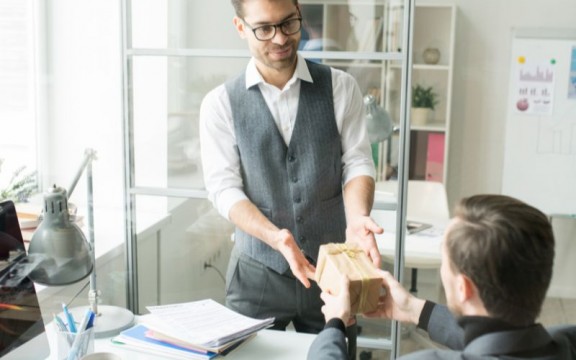 Quà tặng chuyển bộ phận tri ân nhân sự ý nghĩa và sâu sắc