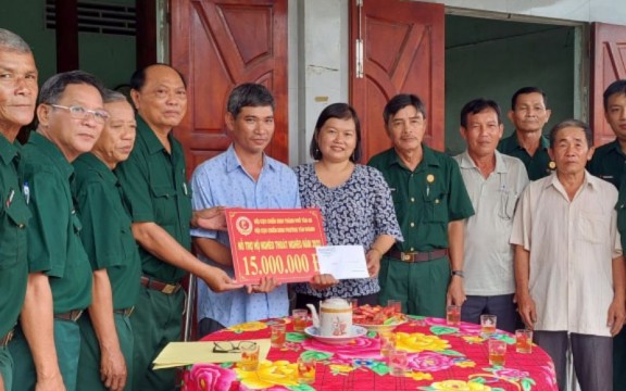 Gợi ý quà tặng hội cựu chiến binh ý nghĩa và thiết thực
