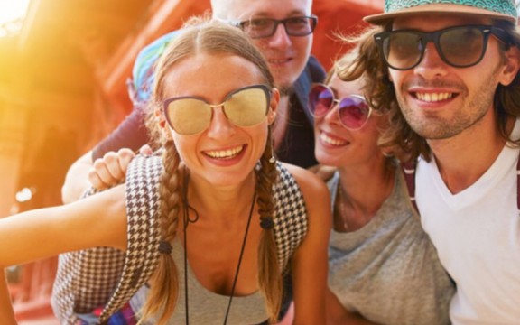 TOP quà tặng khách hàng du lịch ý nghĩa và thiết thực 2026