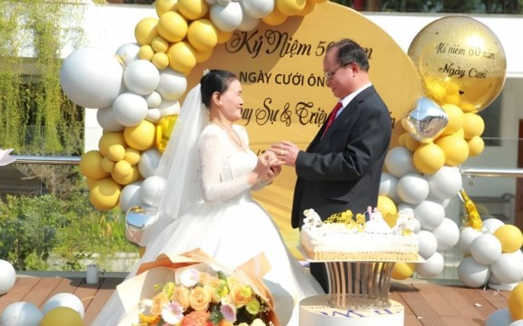 Quà tặng kỷ niệm 50 năm ngày cưới (Đám cưới vàng) cho ông bà