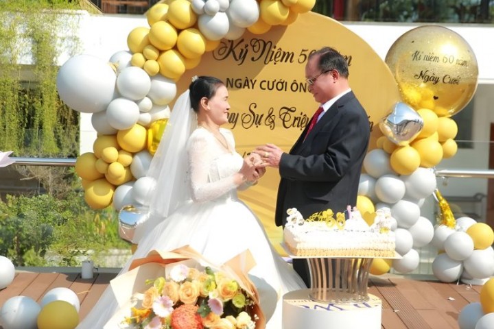 Quà tặng kỷ niệm 50 năm ngày cưới (Đám cưới vàng) cho ông bà