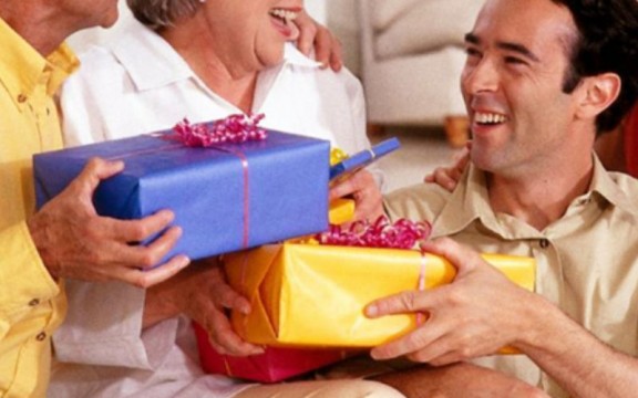 Gợi ý quà tặng ngày Gia đình ý nghĩa dành cho ba mẹ và người thân