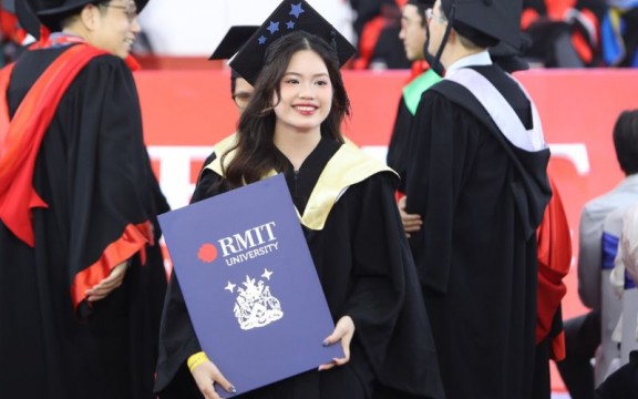 Nên chọn quà tặng ngày lễ tốt nghiệp như thế nào? Gợi ý từ KATA Technology