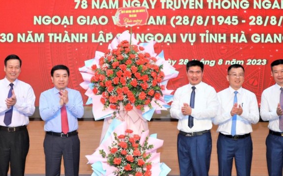 5+ Quà tặng ngày truyền thống ngành Ngoại giao 28.8 ý nghĩa và thiết thực