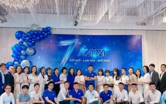 Gợi ý quà tặng sinh nhật công ty ý nghĩa và ấn tượng