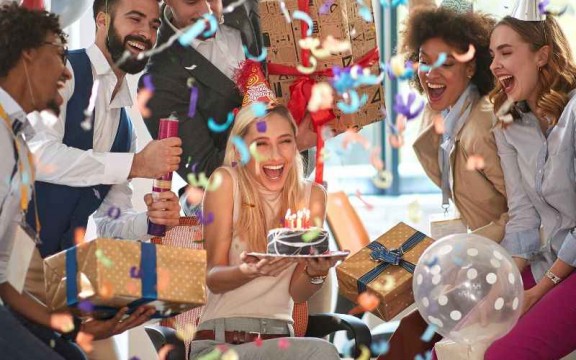 Những món quà tặng sinh nhật nhân viên không thể bỏ qua trong doanh nghiệp