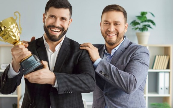 Cách chọn quà tặng vinh danh, khen thưởng để ghi nhận thành tích nhân viên