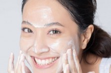 6 bước rửa mặt đúng cách với sữa rửa mặt - Rửa mặt trước hay tẩy trang trước?