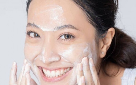 6 bước rửa mặt đúng cách với sữa rửa mặt - Rửa mặt trước hay tẩy trang trước?