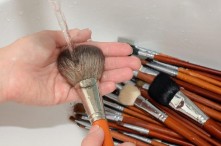 [KIẾN THỨC] Vệ Sinh Cọ Trang Điểm Bằng Gì Để Đảm Bảo An Toàn Với Làn Da