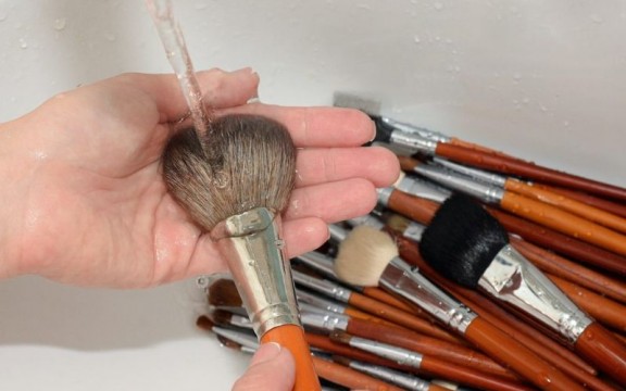 [KIẾN THỨC] Vệ Sinh Cọ Trang Điểm Bằng Gì Để Đảm Bảo An Toàn Với Làn Da?