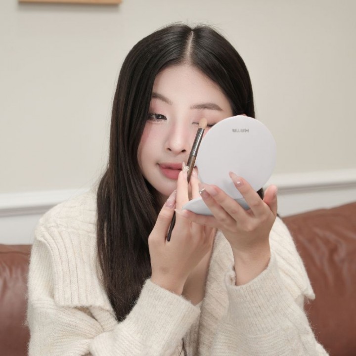 Combo 2 gương Led trang điểm cầm tay KATA Miro O2 Pocket  sử dụng dễ dàng