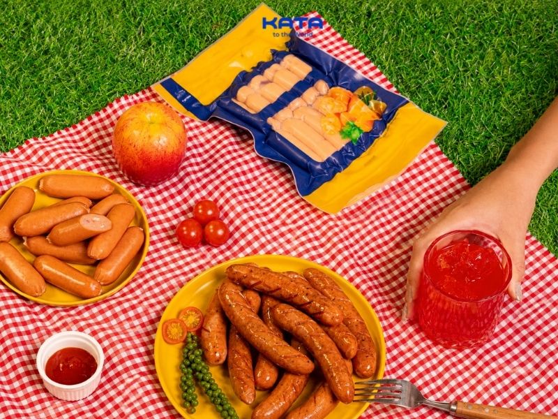 Ăn xúc xích Đức Việt cùng rau xanh và uống nhiều nước