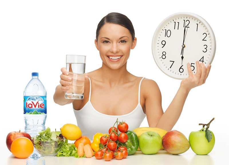 hãy kết hợp bấm huyệt với những thói quen lành mạnh như uống đủ nước
