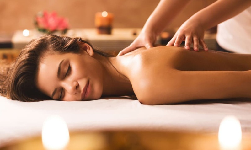 Môi trường sauna với nhiệt độ ấm kết hợp cùng hương tinh dầu giúp cảm thấy thư thái hơn về mặt tinh thần.